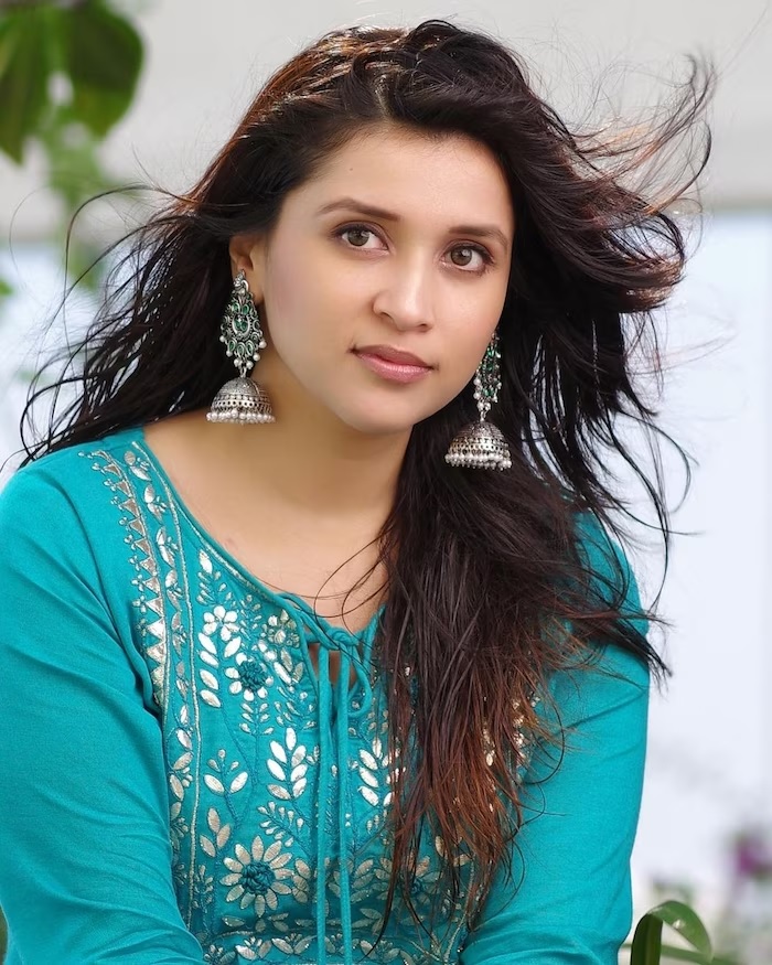 Mannara Chopra Biography In Hindi - EkJivani